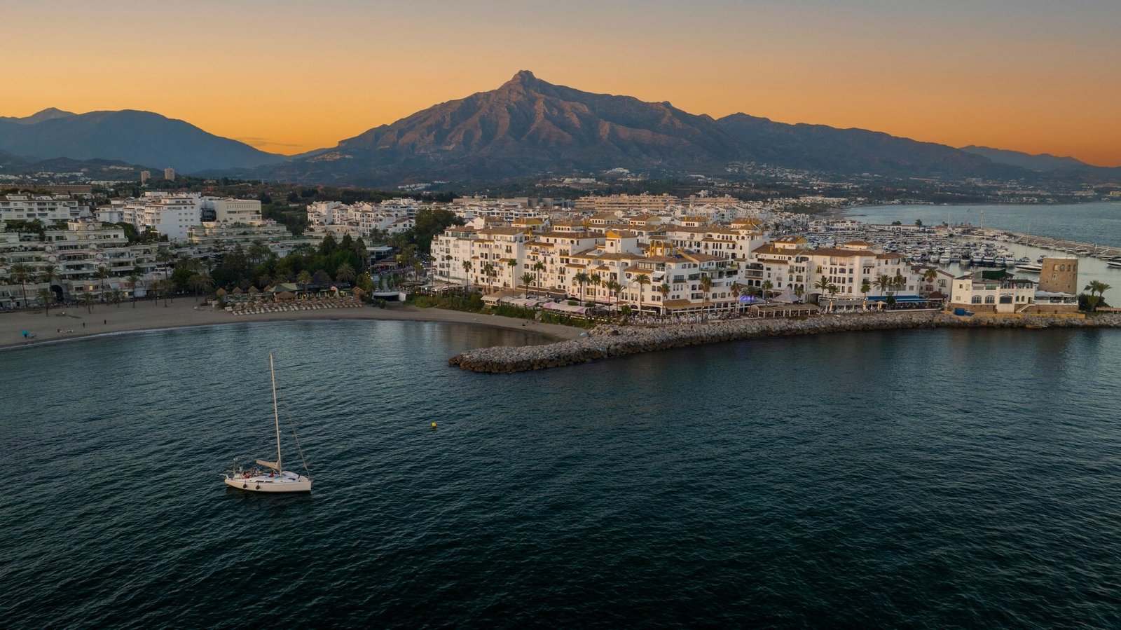 La Concha y Sierra Blanca al atardecer, vistas desde Puerto Banús